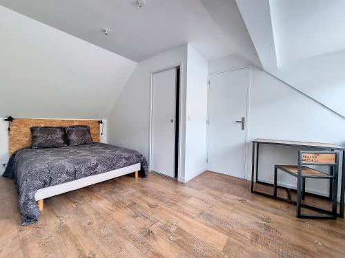 une chambre avec un lit, une table et une fenêtre dans l'établissement Chez Lisa-Maison de ville à Concarneau, à Concarneau