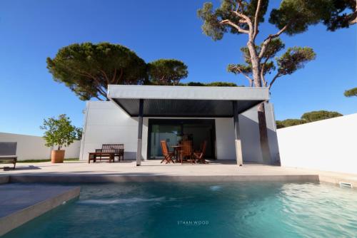 a villa with a swimming pool and a house at Villa del Fresno in Chiclana de la Frontera
