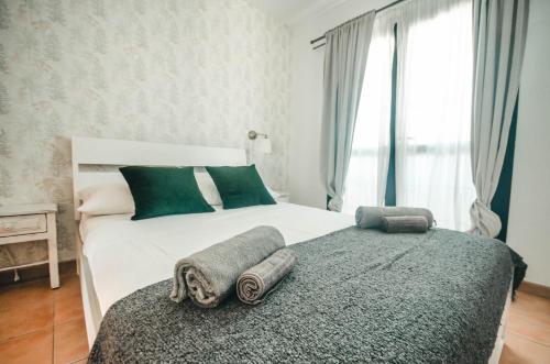 um quarto com uma cama com duas toalhas em Surf&Sleep em Corralejo