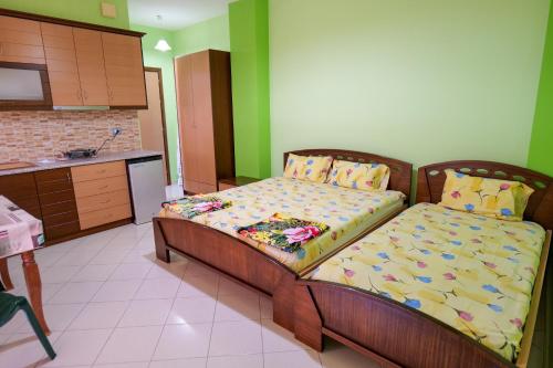 a bedroom with two twin beds in a kitchen at Vila Lida in Sarandë