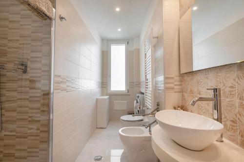 uma casa de banho com um lavatório, um WC e um chuveiro em Profumo di Mare Offre Parcheggio Gratuito em Maiori