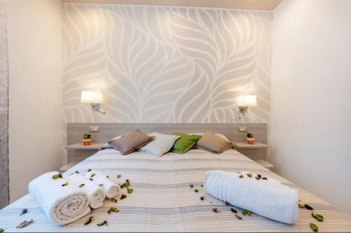 una camera da letto con un letto e asciugamani di Profumo di Mare Offre Parcheggio Gratuito a Maiori