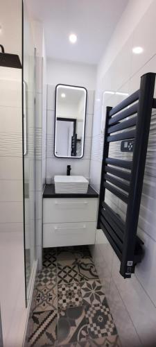 une salle de bain avec un lavabo et un miroir dans l'établissement Charmant Studio Sète cosy Refait à neuf Parking Plage à pied, à Sète