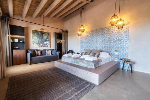 1 dormitorio con 1 cama grande y pared azul en Relais Chiaramonte, en Ragusa
