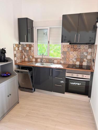 Η κουζίνα ή μικρή κουζίνα στο Carvoeiro B&B and SPA