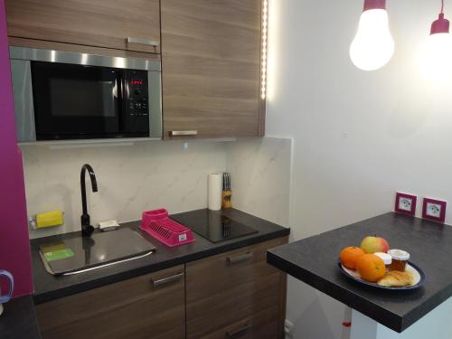une cuisine avec une assiette de fruits sur un comptoir dans l'établissement Superbe Studio in Cannes 450m sea & parking, à Cannes