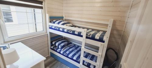 เตียงสองชั้นในห้องที่ Domki Apartamentowe Morska Zatoka