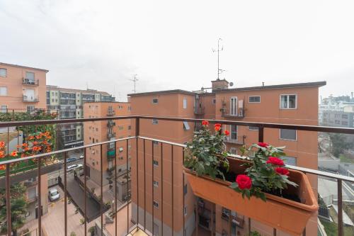un balcone con fiori in un vaso su un edificio di Appartamento Ripa Milano a Milano