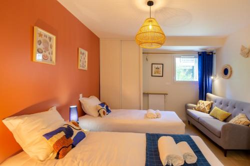 a living room with two beds and a couch at Sable Etoilé - Maison cozy espace&confort à 1km du Golf d'Arcachon in La Teste-de-Buch