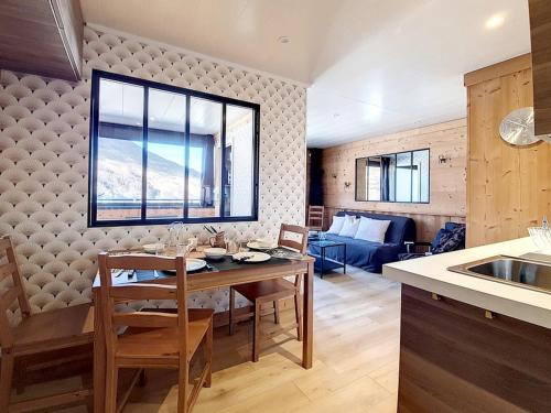 2P rénové près pistes, balcon, parking extérieur - FR-1-344-687