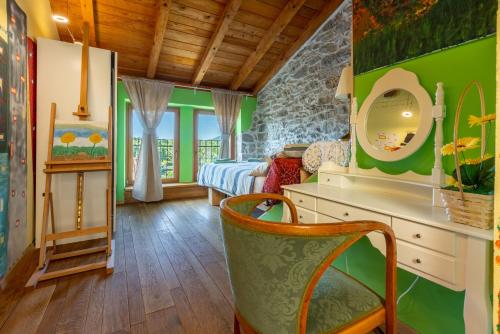 een slaapkamer met groene muren en een bed en een stoel bij House Carpe Diem in Jurdani