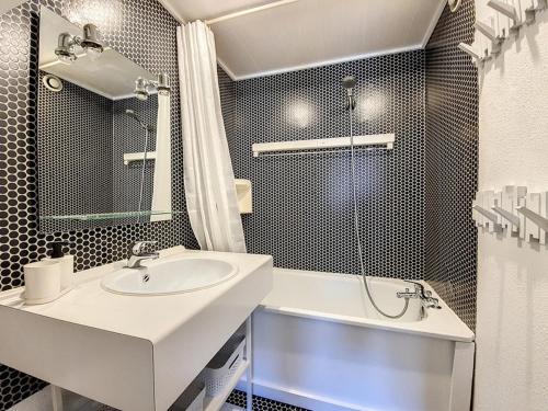 une salle de bain avec un lavabo, une douche et une baignoire dans l'établissement 2P rénové près pistes, balcon, parking extérieur - FR-1-344-687, aux Menuires