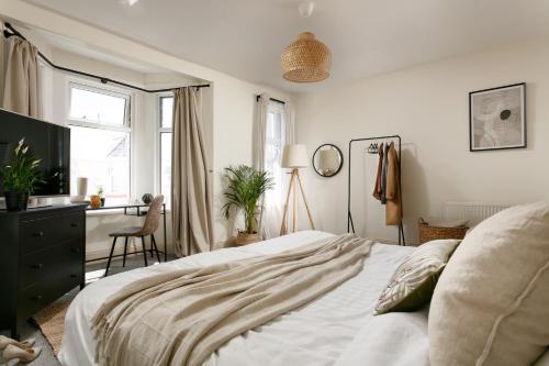 Gallery image of Central Plymouth Home - SLEEPS up to 10 - Free On Street Parking - Pets welcome - By Luxe Living in Plymouth