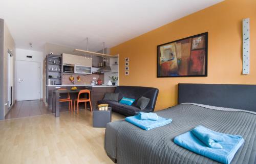 1 dormitorio con cama, sofá y cocina en Kornelia Residence, en Budapest