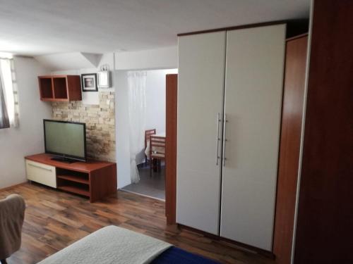 Televízia a/alebo spoločenská miestnosť v ubytovaní BonBon condominium