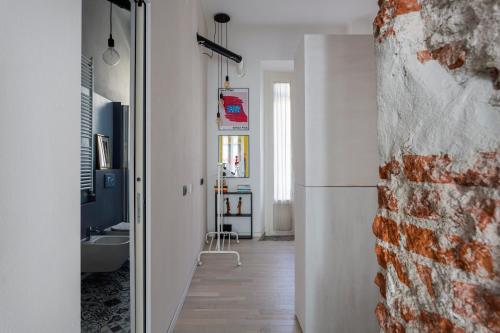 Zimmer mit Flur und Kühlschrank in der Unterkunft Lovely & Modern Home in China Town area - Milan in Mailand