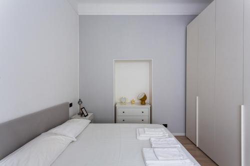 ein weißes Schlafzimmer mit einem Bett und einer Kommode in der Unterkunft Lovely & Modern Home in China Town area - Milan in Mailand