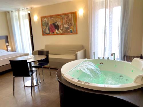 a room with a bath tub in the middle of a room at Residenza il Barone in Tropea