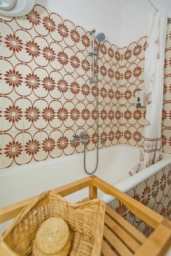 a basket sitting next to a wall with a wallpaper at Villa ToTa Glamur in Jelsa