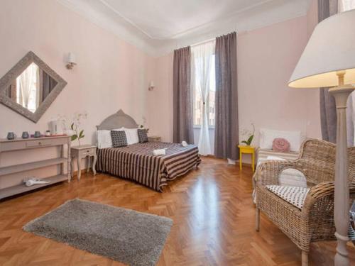 Postel nebo postele na pokoji v ubytování Sesto Suites Central