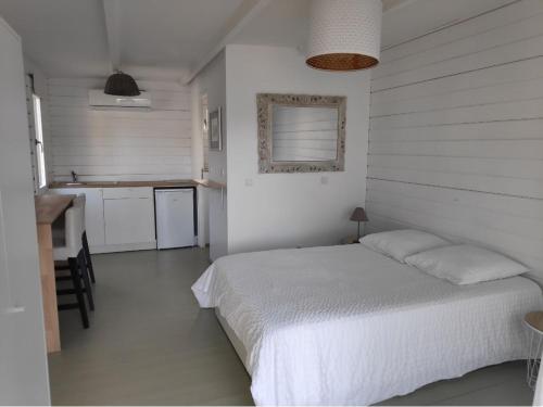 Ένα ή περισσότερα κρεβάτια σε δωμάτιο στο Adorable Tiny House pour savourer la Provence