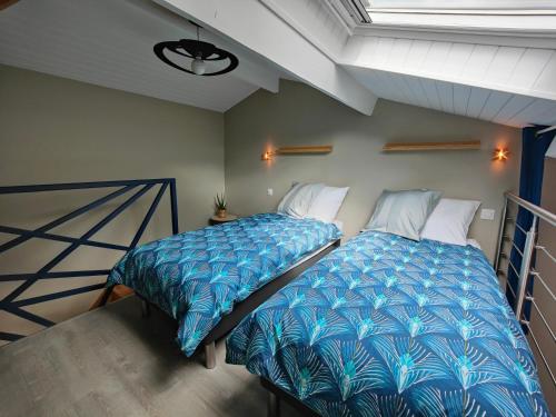 - une chambre avec deux lits côte à côte dans l'établissement Gîte Le Petit Bambou, à Bressuire
