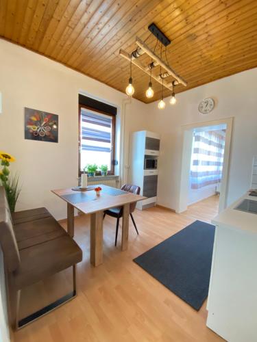 uma cozinha e sala de jantar com tecto em madeira em Schulz Apartments Zentrum em Bonn