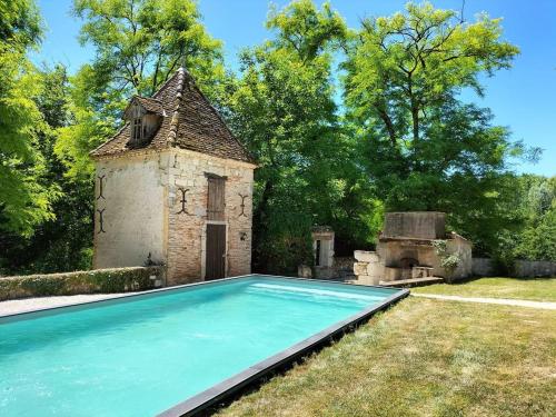 une maison ancienne avec une piscine dans une cour dans l'établissement Le Pachot - Chambres d'Hôtes, à Castelsagrat