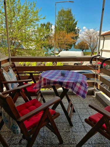 - une table de pique-nique et des chaises avec un parasol sur la terrasse dans l'établissement Apartment Dimeski, à Ohrid