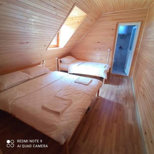 Una cama o camas en una habitación de Bujtina Albjoni