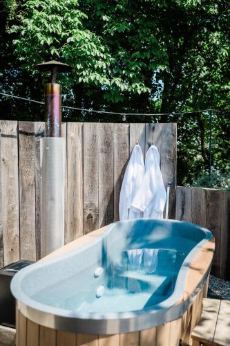 Fotografie z fotogalerie ubytování Boutique Cornish Shepherd's Hut with Hot Tub v destinaci Launceston