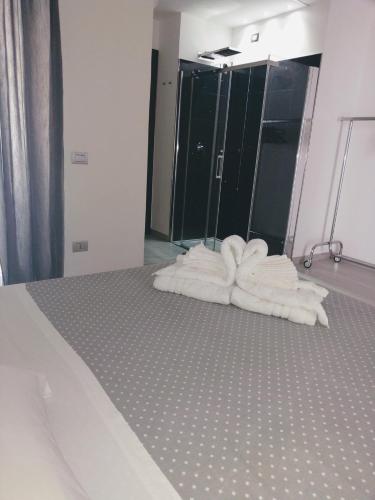 a bathroom with a bed with towels on it at White Club Residence in Belvedere Marittimo
