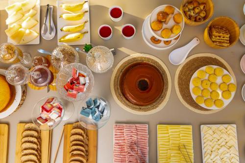 a table filled with different types of food at Pousada Valle Verde in Cabo Frio
