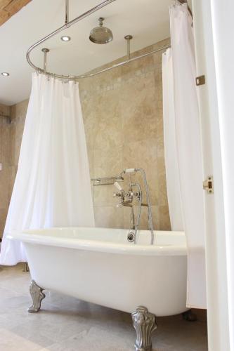 Ванна кімната в Rafters at Riverside House Hotel