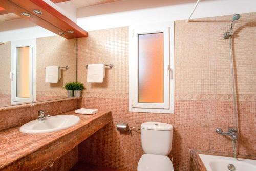 カラン・ボッシュにあるMimosaのバスルーム(洗面台、トイレ、鏡付)