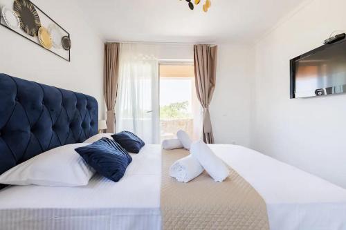 Ένα ή περισσότερα κρεβάτια σε δωμάτιο στο Casa di Marko-NEW MODERN RUSTIC HOUSE with pool AND SPACIOUS GARDEN!