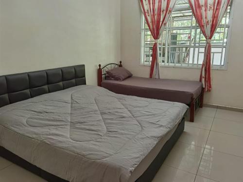 馬六甲的住宿－馬六甲熱帶果園度假屋，一间卧室设有两张床和窗户。