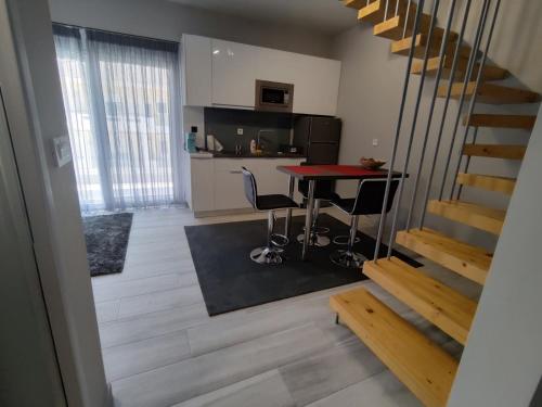 Una cocina o cocineta en DIFFERENT APARTMENTS