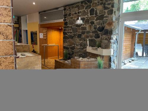 een lobby met een stenen muur en een deur bij Ferienwohnung Memory in Bad Harzburg
