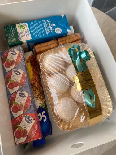 een koelkast gevuld met brood en andere voedingsmiddelen bij Valle Caterina in Torino di Sangro