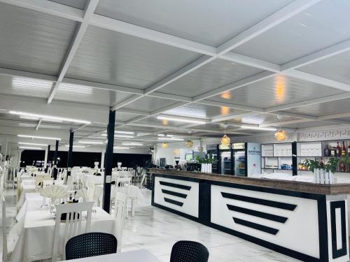 Ujvara Hotelにあるレストランまたは飲食店