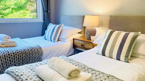 En eller flere senge i et værelse på Looe with a View - Entire apartment with FREE allocated parking