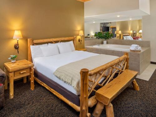 Una cama o camas en una habitación de bantr Grand Hotel Wausau - Rothschild