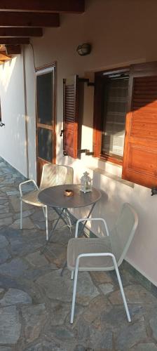 a patio with a table and chairs and a table at 4 seasons in Lávrion