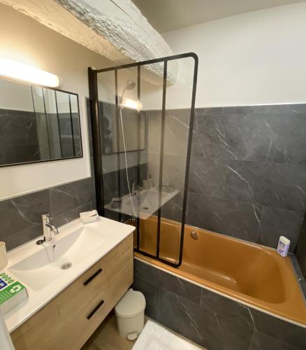 une salle de bain avec un lavabo et une baignoire et un lavabo dans l'établissement Studio de charme au coeur de Vannes - 3 pers, à Vannes