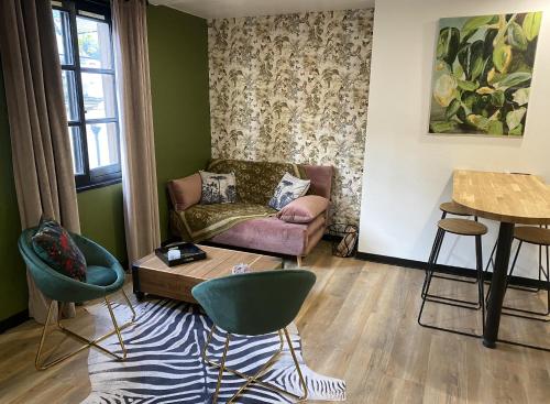 un salon avec un canapé et une table dans l'établissement Studio de charme au coeur de Vannes - 3 pers, à Vannes
