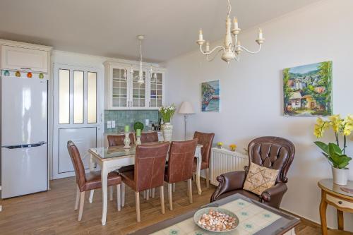 - une cuisine et une salle à manger avec une table et des chaises dans l'établissement MARIOS VILLAS, à Poros