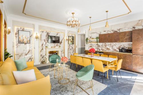 jadalnia z żółtymi krzesłami i stołem w obiekcie Luxury 4 bedrooms 4 bathrooms apartment in Le Marais w Paryżu