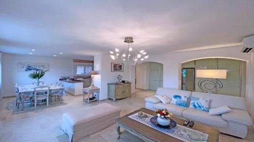 un salon avec un canapé et une table dans l'établissement Les Saisons, à Sainte-Maxime