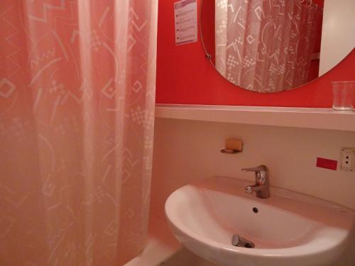 une salle de bain avec un lavabo et un miroir dans l'établissement Studio confortable 4 pers, skis aux pieds, proche commerces, animaux admis - FR-1-411-326, à Arc 1800